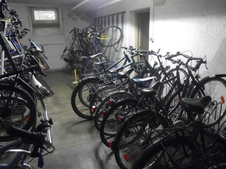 Im Fahrradkeller können Fahrräder abgestellt werden. Dort steht außerdem eine Fahrradpumpe.
Zusätzlich stehen auch Fahrradständer vor dem Haus zur Verfügung.