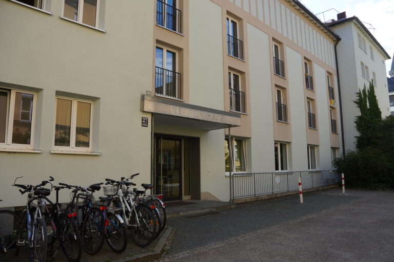 Der Eingang befindet sich gegenüber der Hochschule für Philosophie.